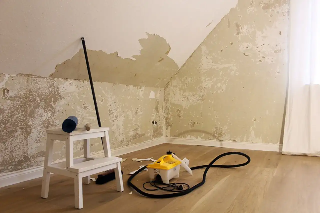 Alte Tapete entfernen und die Wand richtig vorbereiten