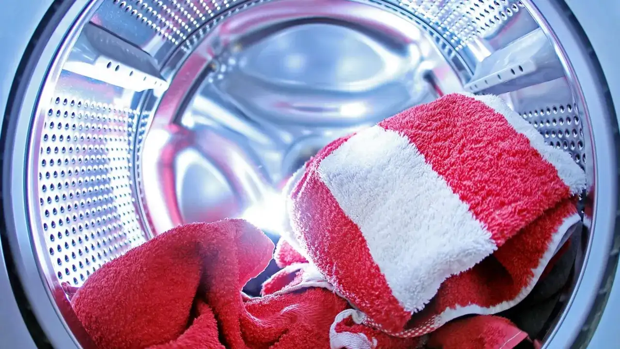 Waschmaschine reinigen und muffige Wäsche vermeiden