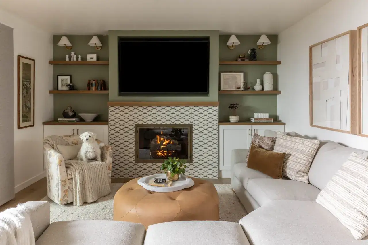 Gemütliches Wohnzimmer mit Kamin, Hund auf Sessel und Sofa. Tolle Wohnzimmer Ideen für ein stilvolles Zuhause.