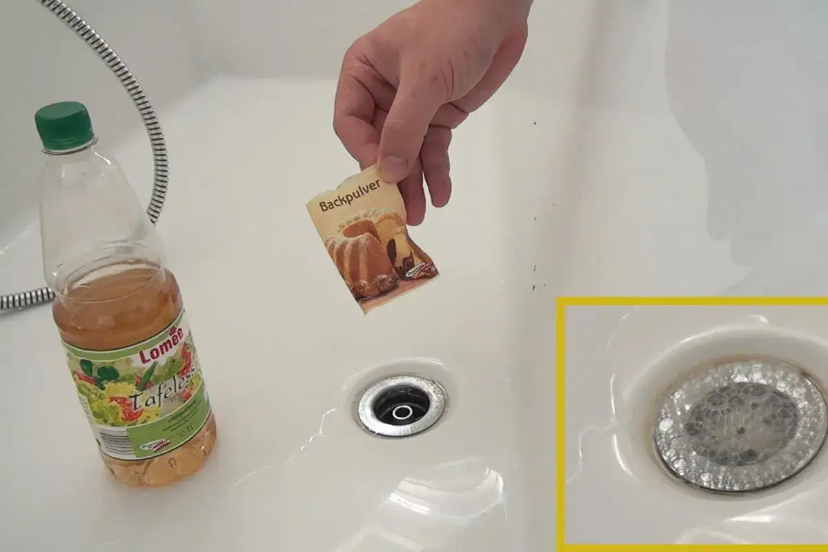 Hausmittel zum abfluss reinigen: Backpulver und Essig werden in die Wanne gegeben.
