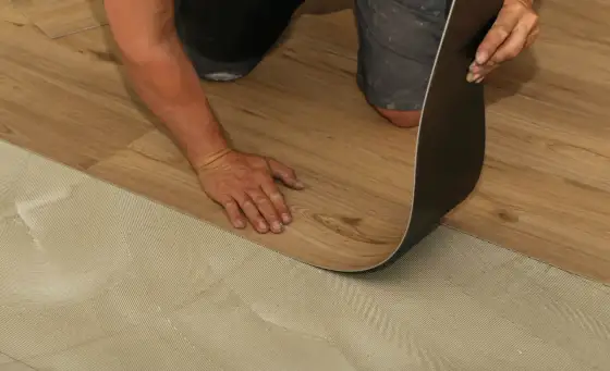 Laminat auf PVC verlegen - so klappt der Aufbau