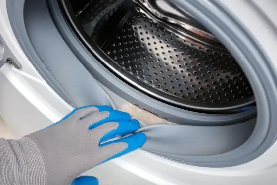 Ablaufschlauch der Waschmaschine reinigen - so geht's richtig