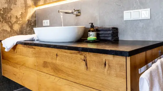 Holz im Bad clever einsetzen - Ideen, Materialien und Pflege